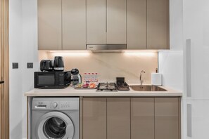 Comfort Studio, Balcony, City View | Private kitchen | Fridge, microwave, stovetop, cookware/dishes/utensils - Waves - Azizi Riviera Building 25 Cozy Studio With Balcony (Dubai)