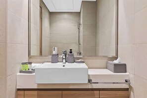Comfort Studio, Balcony, City View | Bathroom | Shower, free toiletries, hair dryer, towels
