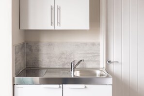 Kühlschrank, Mikrowelle, Wasserkocher, Kochgeschirr/Geschirr/Besteck