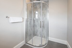 Shower, towels, shampoo