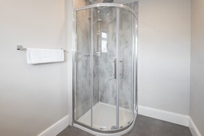 Douche, serviettes fournies, savon, shampoing