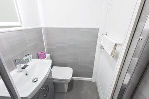 Shower, towels, shampoo