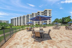 Outdoor dining - Gulf and Bay Club B604 (Siesta Key)