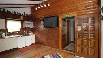 House (Four bedroom house with river view) | Dining room