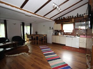 Hus (Four bedroom house with river view) | Spisestue