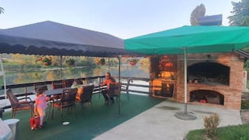 House (Four bedroom house with river view) | Dining room