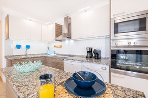 Jääkaappi, mikroaaltouuni, uuni, astianpesukone