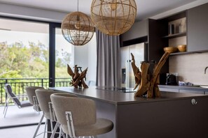 Jääkaappi, mikroaaltouuni, uuni, astianpesukone