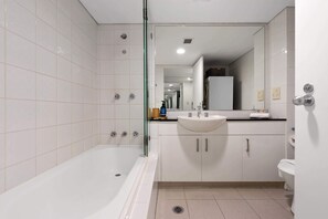 Douche, séchoir à cheveux, serviettes fournies