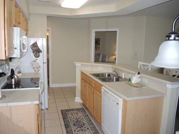 Villa, 2 habitaciones | Cocina privada | Refrigerador y cafetera y tetera 