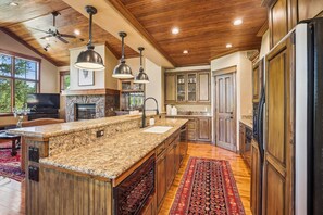 Maison, 4 chambres | Cuisine privée | Four, cafetière/bouilloire