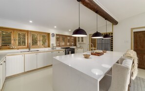 Kylskåp, ugn, kaffe- och tebryggare och brödrost