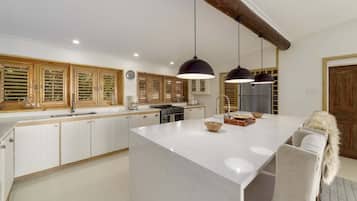 Tủ lạnh, lò nướng, dụng cụ pha cà phê/trà, lò nướng bánh mì