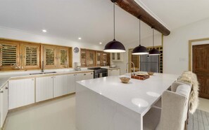 Refrigerador, horno, cafetera y tetera y tostadora 