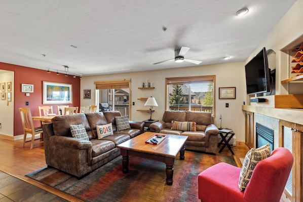TV, fireplace, stereo