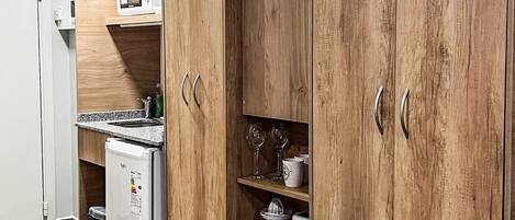 Jääkaappi, mikroaaltouuni, kahvin-/teenkeitin, vedenkeitin