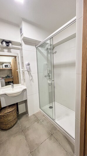 Dusche, Haartrockner, Handtücher