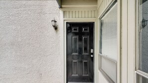 A black door with a welcome mat in front. - 3 Mi to Dtwn Dallas: Condo w/ Walkable Location! (Dallas)