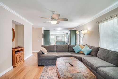 1 Block to Shore: Fort Myers Beach Retreat