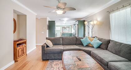 1 Block to Shore: Fort Myers Beach Retreat