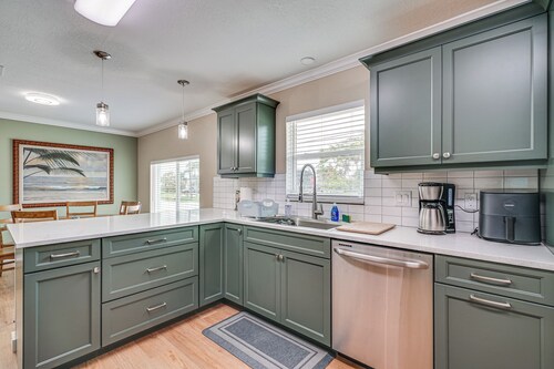 1 Block to Shore: Fort Myers Beach Retreat