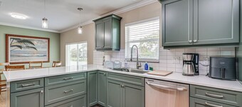 1 Block to Shore: Fort Myers Beach Retreat