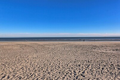 Beach Access, Covered Balcony: Hilton Head Condo!