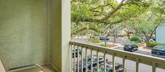 Walk to Harbour Town: Quaint Sea Pines Gem