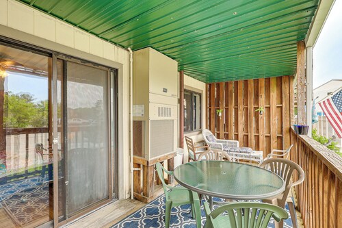 Ocean City Condo w/ Pool Access: Walk to Beach!