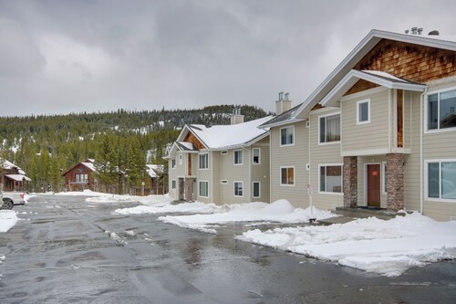 Condo in Cedar Creek w/ Shuttle to Big Sky Resort!