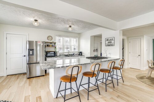 Serene South Haven Retreat w/ Deck: 1 Mi to Dtwn!