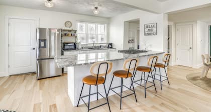 Serene South Haven Retreat w/ Deck: 1 Mi to Dtwn!