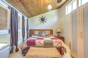 Cottage (1 Bedroom) | 1 bedroom, bed sheets - Auburn Cottage w/ Patios & Garden - 3 Mi to Town! (Auburn)