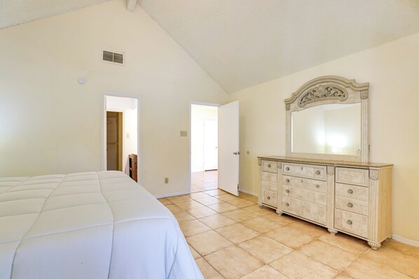 House (3 Bedrooms) | Interior - Houston Area Home w/ Yard - 5 Mi to Sugar Lakes! (Stafford)