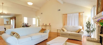 Houston Area Home w/ Yard - 5 Mi to Sugar Lakes!