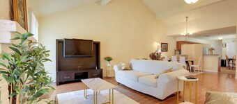 Houston Area Home w/ Yard - 5 Mi to Sugar Lakes!