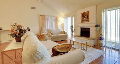 Houston Area Home w/ Yard - 5 Mi to Sugar Lakes!