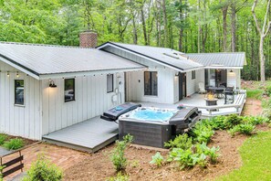 Property grounds - Hendersonville Vacation Rental w/ Private Hot Tub! (Hendersonville)