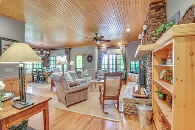 Mountain Time Cashiers Condo w/ Deck & Views!