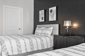 2 bedrooms, blackout curtains, iron/ironing board, free WiFi - The Hollywood Suite The Gulch (Nashville)
