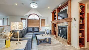 House (5 Bedrooms) | Interior