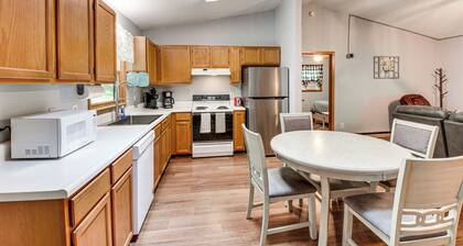 Cozy Franklin Retreat w/ Deck - 5 Mi to Downtown!