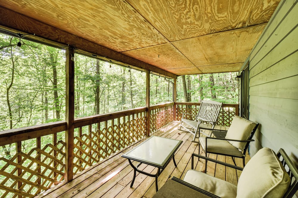 Cozy Franklin Retreat w/ Deck - 5 Mi to Downtown! - Slick Rock, NC