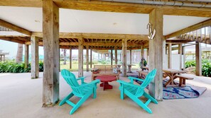 Outdoor dining - Gordeaux's Place: 3  BR, 2  BA House in Crystal Beach, Sleeps 8 (Bolivar Peninsula)