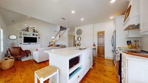 Fridge, microwave, oven, stovetop - Gordeaux's Place (Bolivar Peninsula)