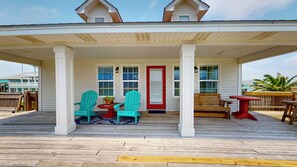 Terrace/patio - Gordeaux's Place: 3  BR, 2  BA House in Crystal Beach, Sleeps 8 (Bolivar Peninsula)