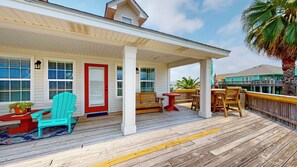 Outdoor dining - Gordeaux's Place: 3  BR, 2  BA House in Crystal Beach, Sleeps 8 (Bolivar Peninsula)