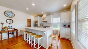 Fridge, microwave, oven, stovetop - Gordeaux's Place (Bolivar Peninsula)