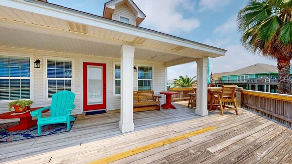 Outdoor dining - Gordeaux's Place (Bolivar Peninsula)