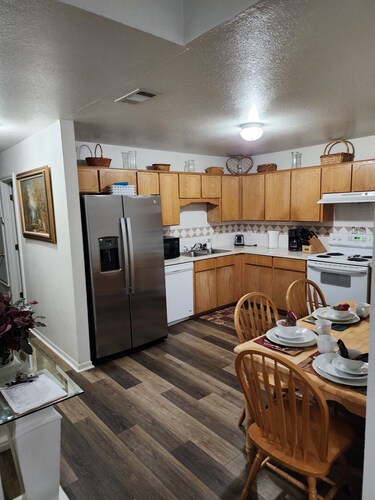 3 Bedroom Duplex House - Fully Furnished all bills paid unit